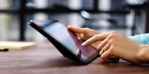 Tablet anvendes af kvinde i kontoromgivelser
