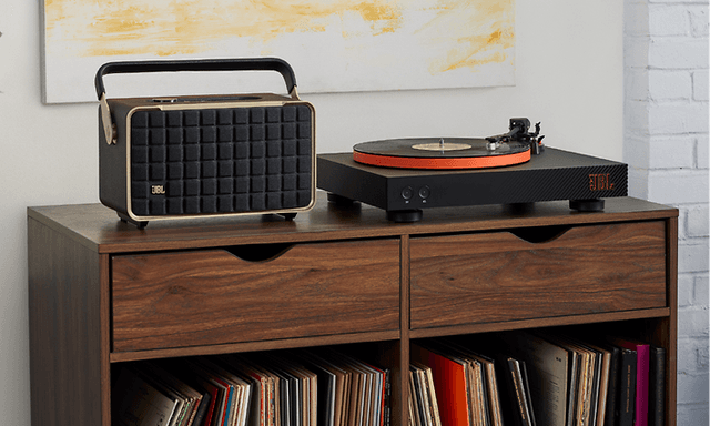 Pladespilleren JBL SPINNER på reol ved siden af en JBL Authentics højttaler