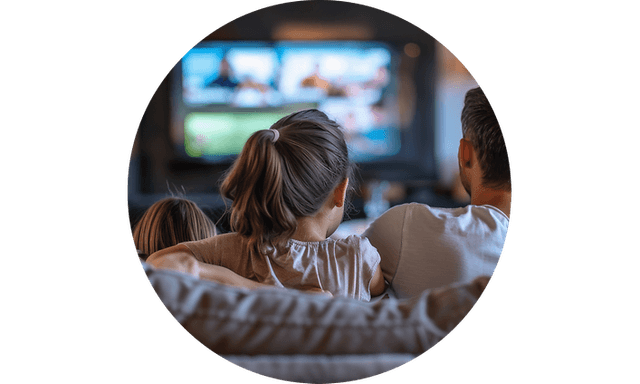 Mor, far og datter ser TV fra sofaen
