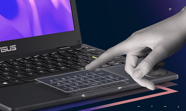 Käsi osoittaa ASUS E410MA kannettavan tietokoneen näppäimistöä