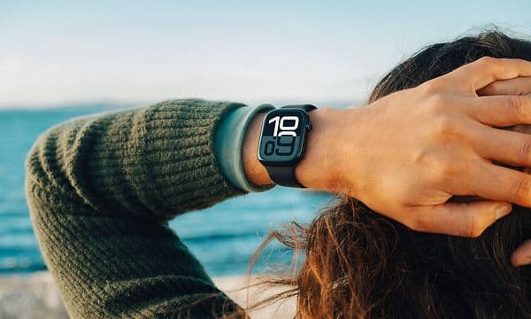Apple Watch på armen af en kvinde på en strand