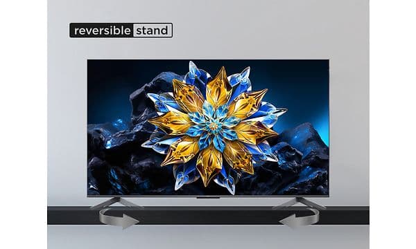 TV'et TCL QLED810 med vendbar stativposition