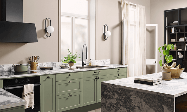 Epoq Canvas -keittiösarjan oliivin värinen kaapisto keittiössä, joka on viimeistelty marmorityötasolla