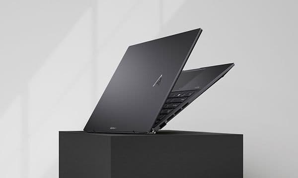 ASUS Zenbook 14 mot grå bakgrunn