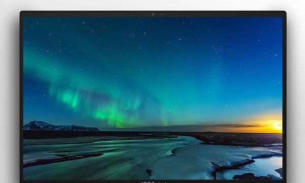 Nærbilde av ASUS Zenbook 14 med nordlys