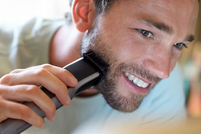 Skægtrimmer bedst i test: Mand trimmer sit skæg