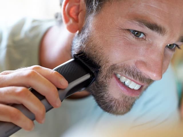 Skægtrimmer bedst i test: Mand trimmer sit skæg​
