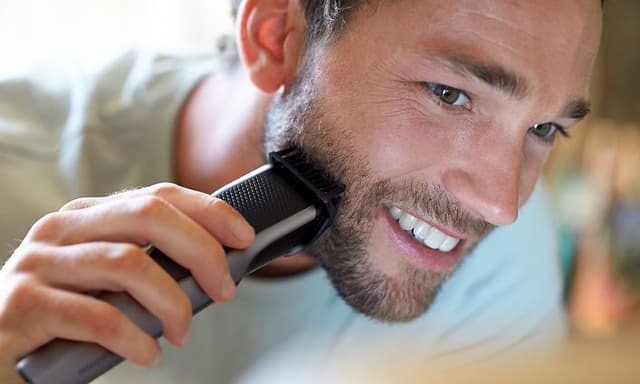 Skægtrimmer bedst i test: Mand trimmer sit skæg​