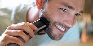 Skægtrimmer bedst i test: Mand trimmer sit skæg​