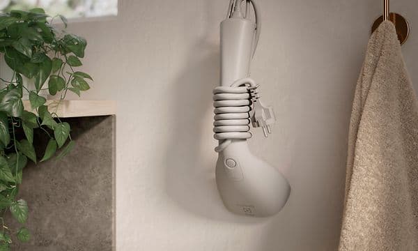 The steamer Electrolux Refine 700 hanging neatly on a wall
