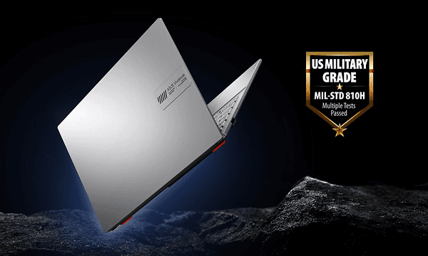 ASUS Vivobook Go 15 mot mørk bakgrunn med militærstandard-logo