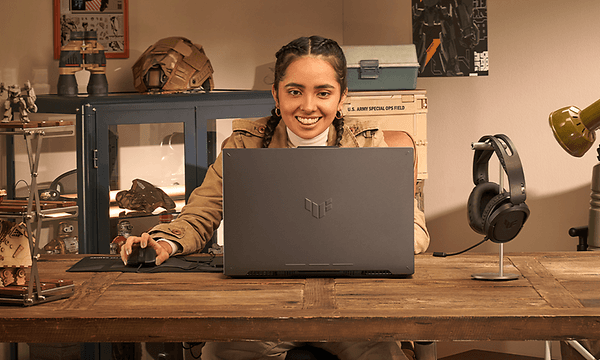 Jente gamer med ASUS TUF A15