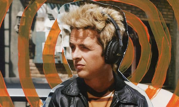 Man som står i solen og hører på musikk med Marshall Monitor