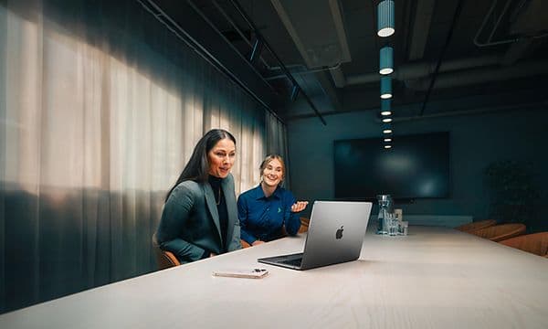 Elgiganten erhverv-rådgiver hjælper en erhvervskunde med sin MacBook Air