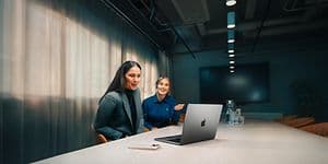 Gigantin yritysneuvonataja auttaa naispuolista yritysasiakastaan MacBook Air -tietokoneen käytössä