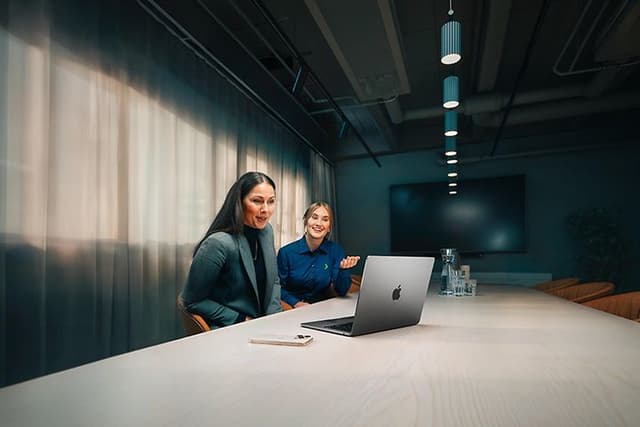 Elkjop-bedriftsrådgiver hjelper sin bedriftskunde med MacBook Air