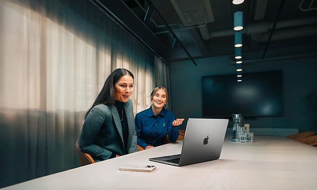 Elgiganten företagsrådgivare hjälper en kund med sin MacBook