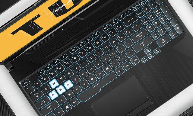ASUS TUF Gaming A15 bærbar computer vist fra oven