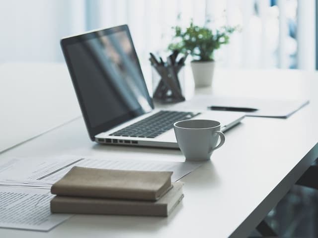 Moderne kontor med laptop på skrivebordet