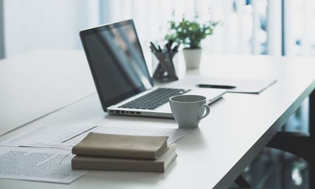 Modernt kontor med laptop på skrivbordet