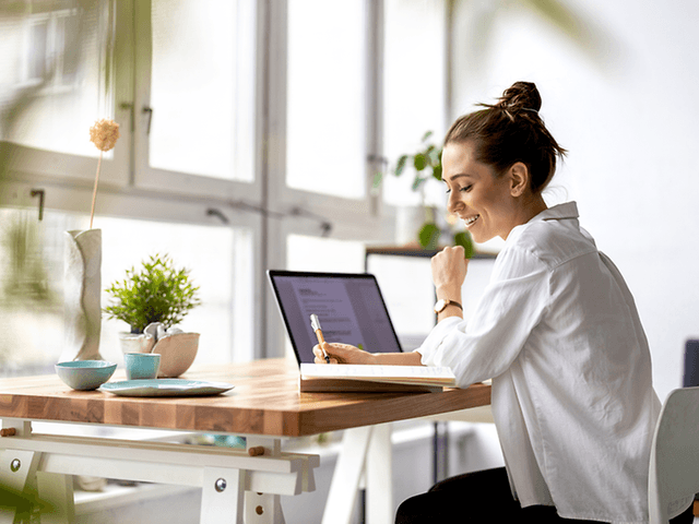 Kvinne jobber på laptop med hjemmekontor 