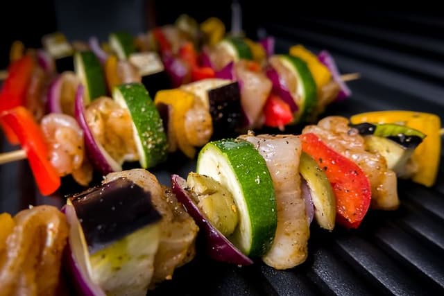 Grille grønnsaker og kjøtt på en elektrisk grill 