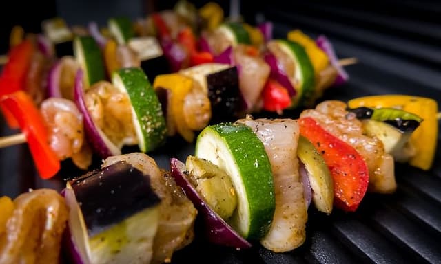 Grille grønnsaker og kjøtt på en elektrisk grill 
