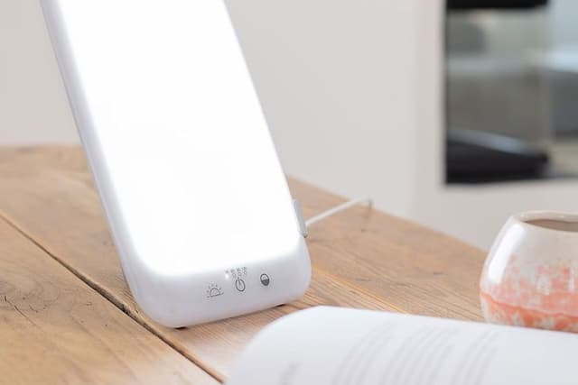 Guide Therapy light - A daylight lamp in use on a table