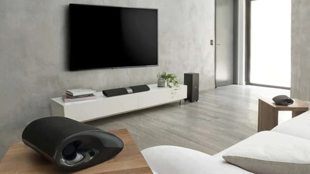 Moderne stue med lydplanke og TV