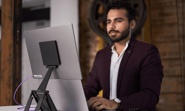 Espresso Displays - Mann jobber med Espresso D15 skjerm som er utstyrt med ergonomisk Stand+