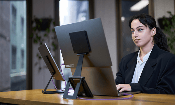 Espresso Displays - Dame jobber med PC-en sin og Espresso D15 displays