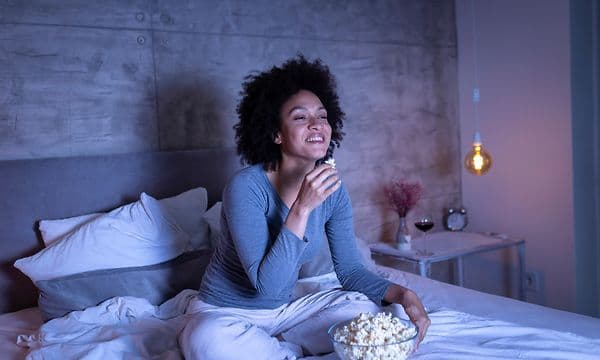 Television kalibrointi Calman-ohjelmistolla - Kuva sängyssä olevasta naisesta, joka katsoo televisiota