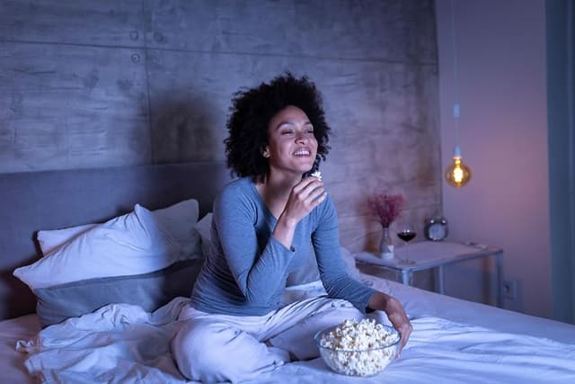Television kalibrointi Calman-ohjelmistolla - Kuva sängyssä olevasta naisesta, joka katsoo televisiota
