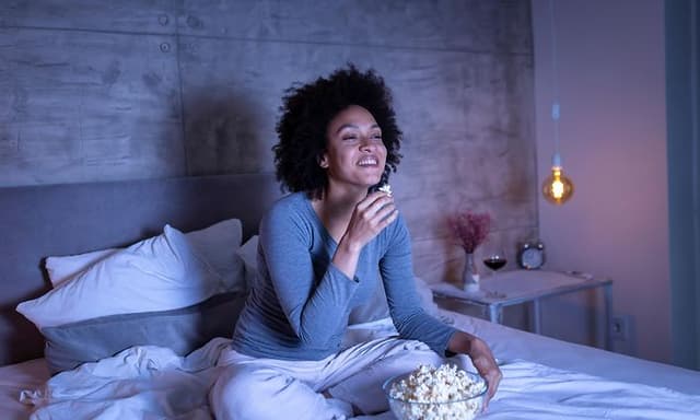 Television kalibrointi Calman-ohjelmistolla - Kuva sängyssä olevasta naisesta, joka katsoo televisiota