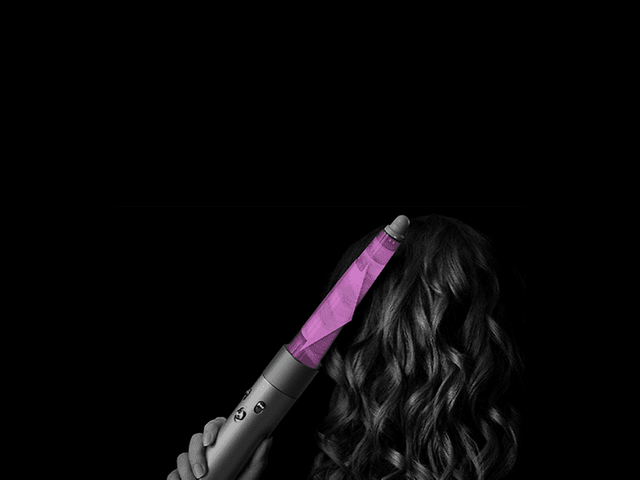 Dyson Airwrap I.D. Straight + Wavy multistyler anvendes af kvinde