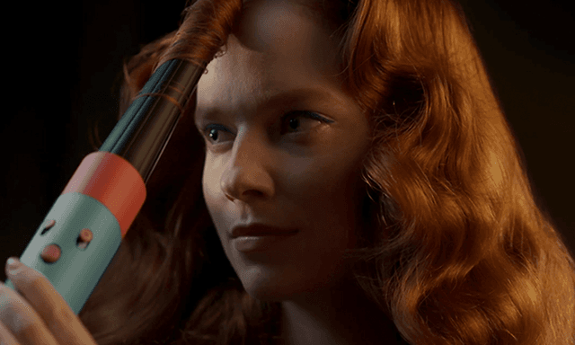 Dyson Airwrap I.D. Straight + Wavy multistyler i hånden på kvinde