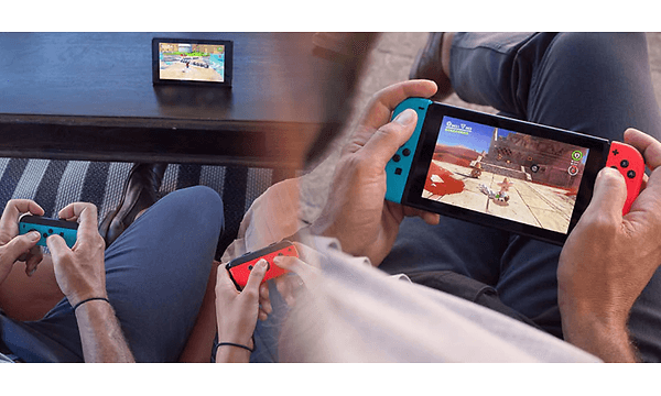 Personer spiller Nintendo Switch både håndholdt og på TV