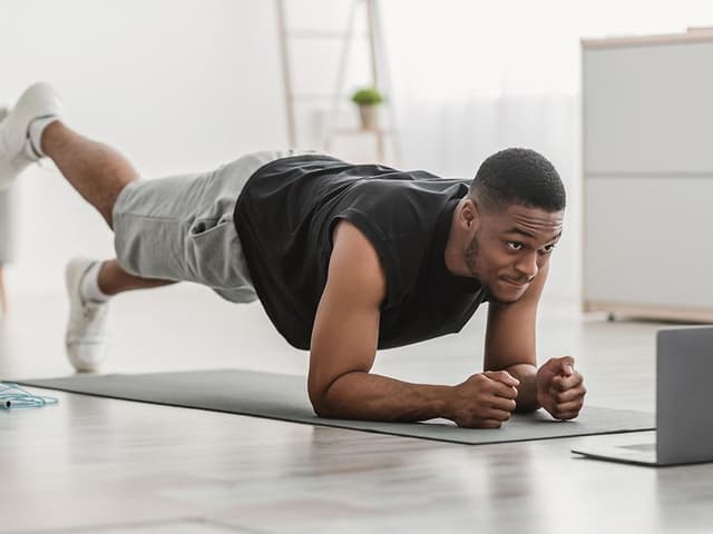 Kotitreenit – Kotona treenaaminen ja mies lankuttaa läppärin edessä