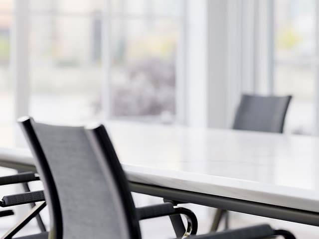 B2B - Meeting room - Meeting room with white table and black chairs_1920x320