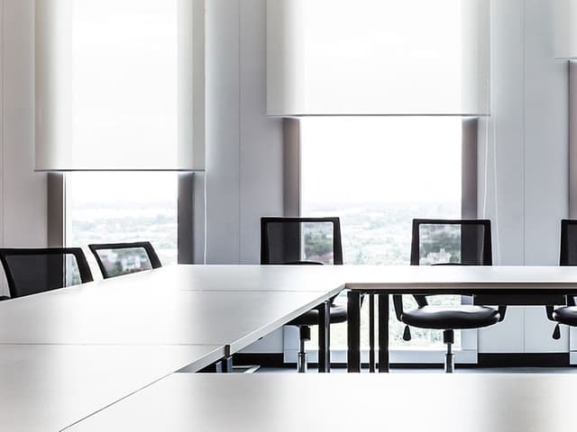 B2B - Meeting room - Large meeting room with black chairs and white table