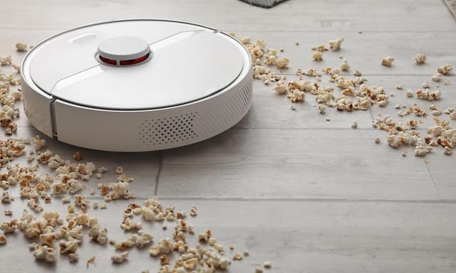 Robotstøvsuger rengør beskidt gulv