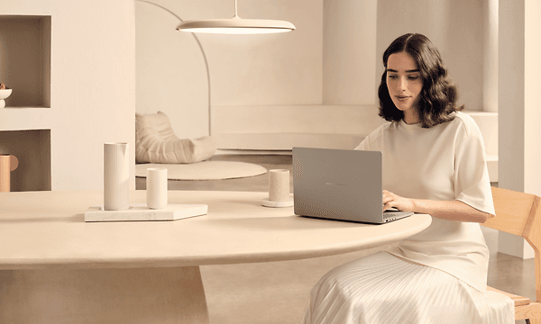 ASUS Copilot+ PC: Zenbook A14 laptop anvendes af kvinde
