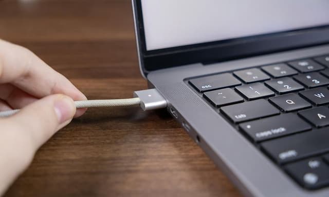 MagSafe opladerkabel tilsluttet en MacBook