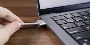 MagSafe-latauskaapeli liitettynä MacBookiin