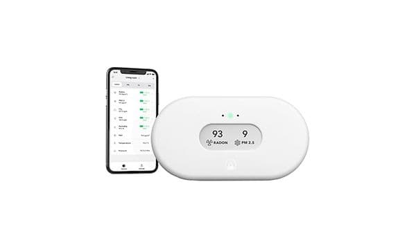 Mobil med Airthings-appen åben