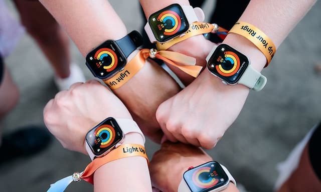 Fem Huawei Watches med aktivitetsringe på skærmene