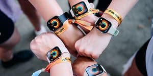 Fem Huawei Watches med aktivitetsringe på skærmene