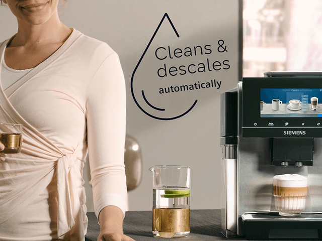 Siemens EQ900 Plus kaffemaskin og teksten 'Renser og avkalker automatisk'