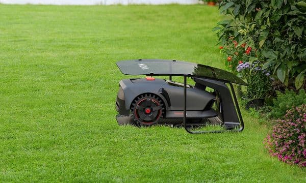 MOVA 1000 robotplæneklipper på græs med ladestation