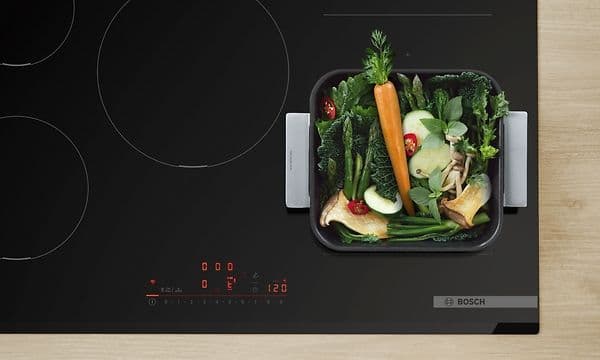 Grønnsaker i en ildfast form på Bosch induksjonstopp